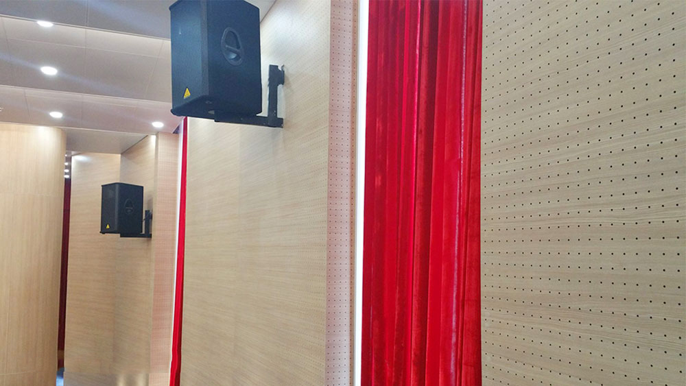 Loa Behringer Eurolive VP1520 lắp đặt tại hội trường lớn của EMEC